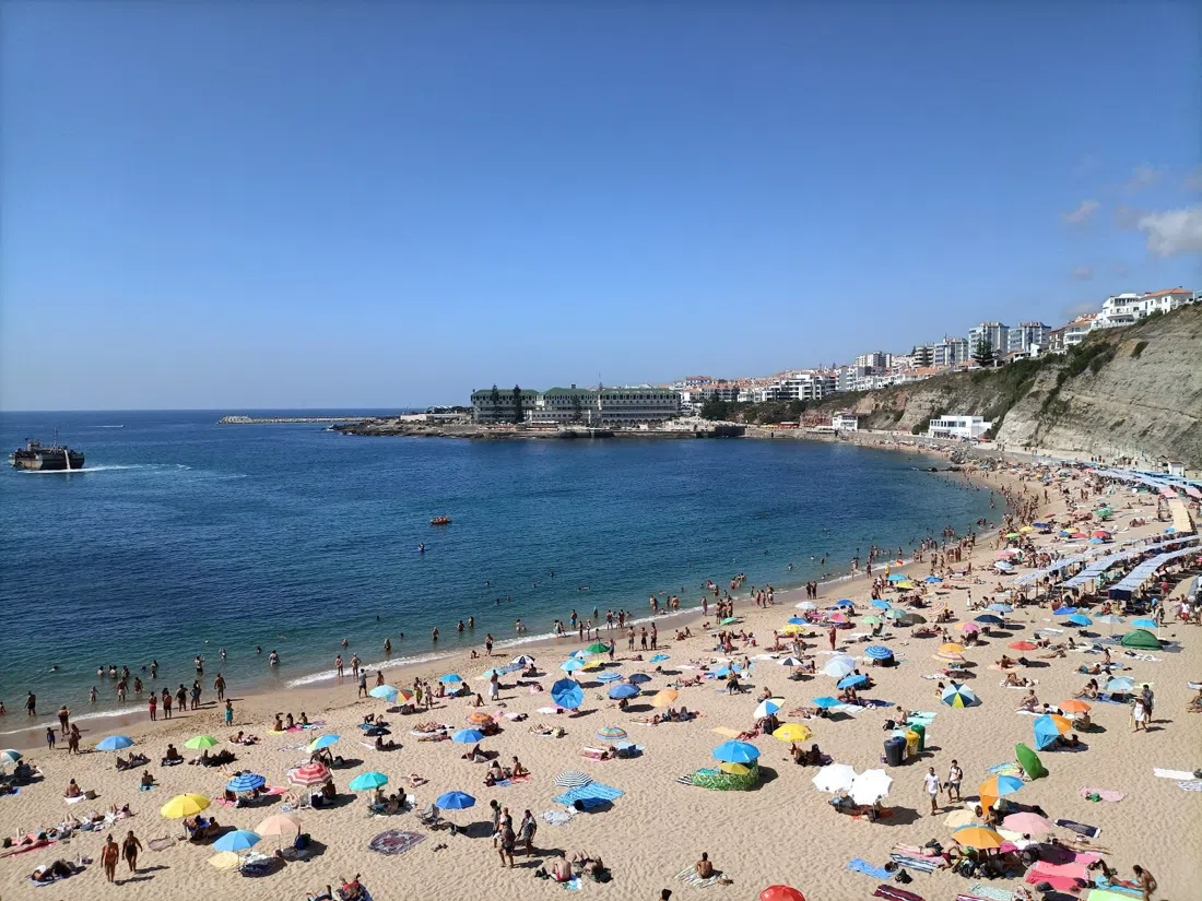 Praia do Sul (Praia da Baleia) und Miradouro da Baleia, Lissabon